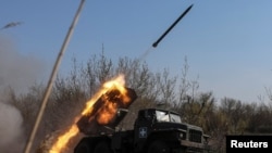 Військовослужбовець 68-ї ОЄБр ЗСУ імені Олекси Довбуша веде вогонь із РСЗВ БМ-21 «Град» поблизу Покровська, 9 квітня 2025 року