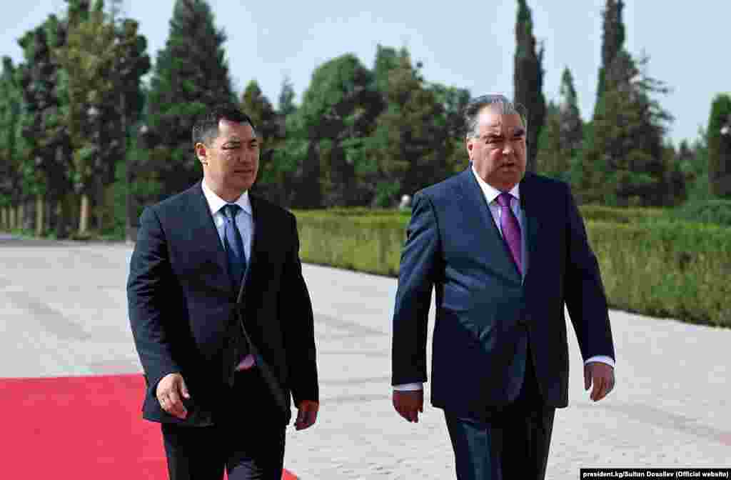 ​Кыргызстанда президенттик шайлоодон кийин мамлекет башчысы болгон Садыр Жапаров президент катары Эмомали Рахмон менен биринчи ирет кездешүүдө.