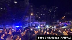 Более 200 активистов, студентов, представителей Сети солидарности и правозащитных НПО решили испортить ночь градоначальнику после очередной трагедии