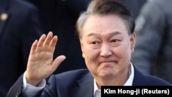 Президент Південної Кореї Юн Сок Йоль після звільнення зі слідчого ізолятора, 8 березня 2025 року