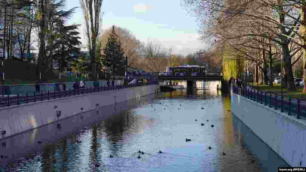 Özen ortasındaki çamur adalarnı temizledir. Evelleri mında yañğız&nbsp;balıqçil yaşay edi, şimdi o etrafta körünmey