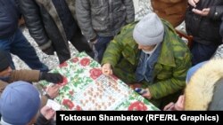 Ат-Башы базарында лотерея ойнотулууда. 2014-жыл.  