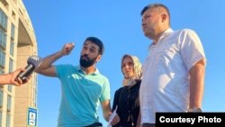 Алишер Сахатов (сол жакта) журналисттерине маек берип жатышат. Стамбул, 2021-жыл.