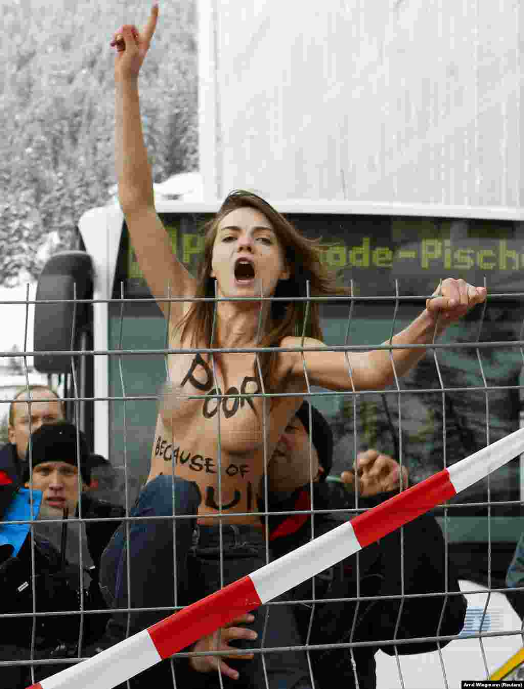 Швейцарські поліцейські затримали Оксану Шачко під час протесту на Всесвітньому економічному форумі в Давосі у 2012 році. Співзасновниця Femen Ганна Гуцол розповіла Радіо Свобода: &laquo;Наскільки мені відомо, вона була стурбована тим, що все йде погано у світі&raquo;