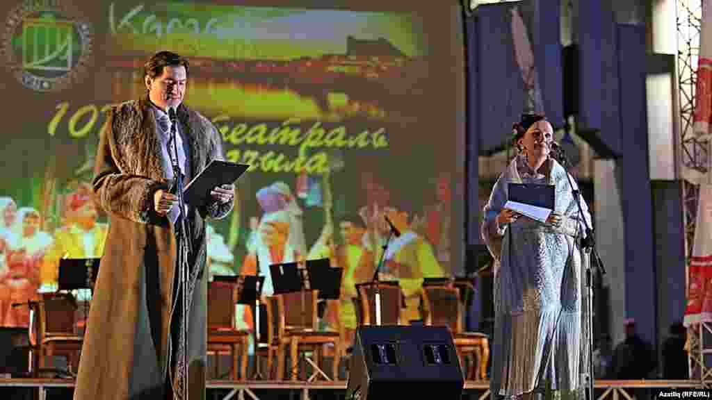 Камал театры каршында яңа сезон ачу тантанасының алып баручылары Фәнис Җиһанша (сценария авторы) һәм Илсөя Төхфәтуллина.