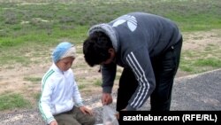 Aşgabat: Zähmet çekýän çagalar