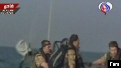 ملوانان نظامی بریتانیا پس از دستگیری و انتقال به آب های ایران.