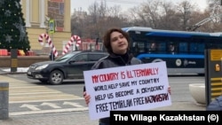 Одиночный пикет журналиста Руслана Бикетова в Алматы. 19 января 2025 года. Фото: The Village Kazakhstan