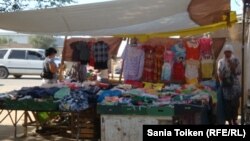 Продавцы одежды на одном из городских рынков Казахстана. Иллюстративное фото.  