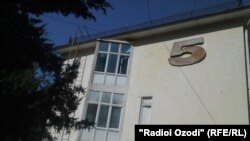 Здание пятого корпуса национального медицинского центра "Караболо" в Душанбе, 16 августа, 2015 года.