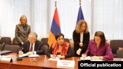 Belgium - Armenian Foreign Minister Edward Nalbandian (L), his Cypriot counterpart Erato Kozakou-Marcoullis (C) and EU Commissioner for Home Affairs Cecilia Malmstrom sign a visa facilitation agreement in Brussels, 17Dec2012. 