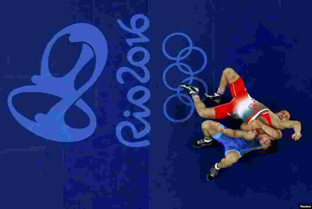 Хамід Соріан із Ірану і Алмат Кебіспаєв із Казахстану змагаються у греко-римській боротьбі у ваговій категорії 59 кілограмів