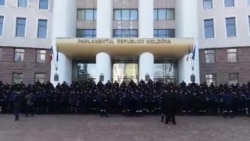 Молдова: өкмөткө каршы нааразылык