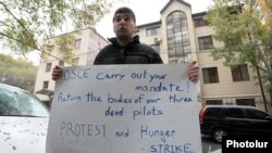 Пресс-секретарь партии «Наследие» Давид Санасарян перед ереванским офисом ОБСЕ, Ереван, 17 ноября 2014 г. 