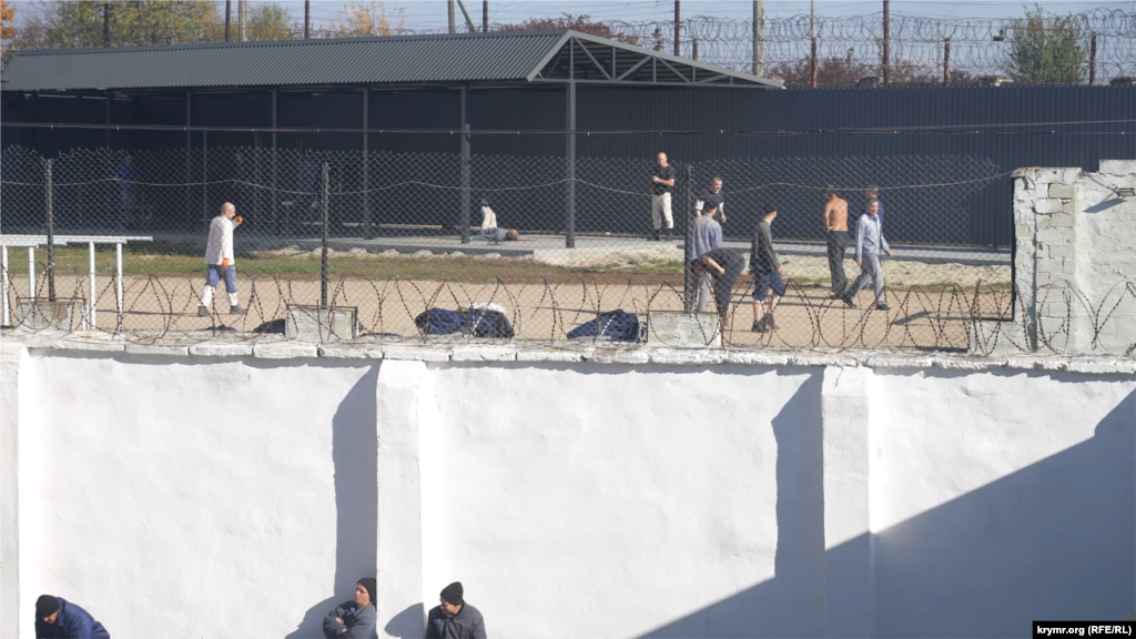 День у полонених починається з гімну України о шостій ранку. У розпорядку дня є і заняття спортом &ndash; з вікна видно, як полонені грають у футбол та займаються на тренажерах &nbsp;