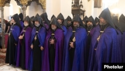 Armenia - Senior clergymen attend a Sunday mass at the Echmiadzin cathedral of the Armenian Apostolic Church, July 27, 2025.