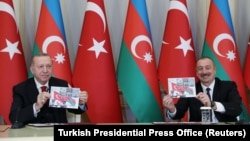 Президент Турции Реджеп Тайип Эрдоган (слева) и президент Азербайджана Ильхам Алиев