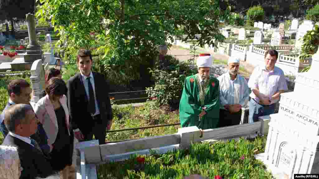 Йосыф Акчура кабере янында