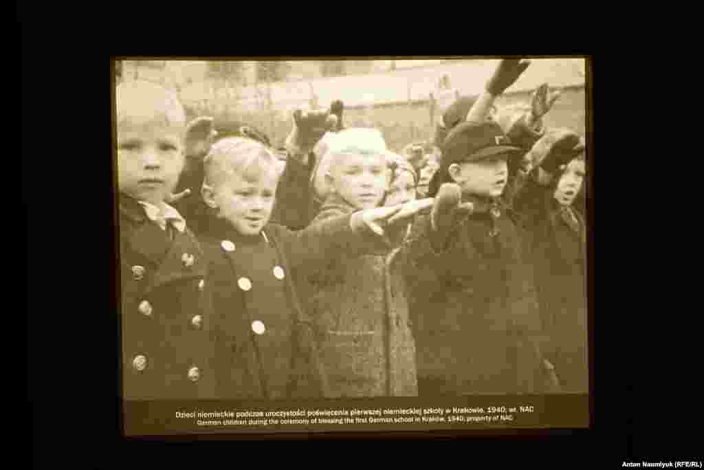 Населення в Польщі було поділене на привілейоване німецьке, обмежене в правах польське і те, що підлягає знищенню &ndash; євреї, цигани, психічнохворі, гомосексуалісти та інші