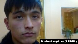 Колледж студенті Ренат Қоныбаев Семейдегі "Авангард" сән театрында шаштараз әрі негізгі модель болып жұмыс істейді. Семей,  5 ақпан 2013 жыл.