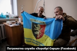 Представник патронатної служби 24-ї ОМСБр відвідує пораненого у госпіталі