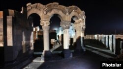 Զվարթնոցի տաճարի ավերակները՝ գիշերային լուսավորությամբ, արխիվ
