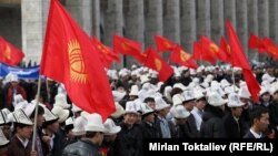 Кыргыз туусун желбиреткен ак калпакчандар. Бишкек, Ала-Тоо аянты, 4-март, 2013.