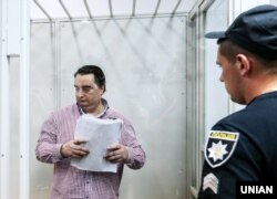 Головний редактор інтернет-видання «Страна.ua» Ігор Гужва під час судового засідання з обрання йому запобіжного заходу. Гужву звинувачували у вимаганні коштів від одного з депутатів, він ці звинувачення називав сфабрикованими. Згодом він зміг виїхати з України. Київ, 24 червня 2017 року