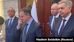 Российская делегация во главе с Владимиром Мединским (второй слева) в Стамбуле. 15 мая 2025 года