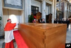 Lijes s tijelom pokojnog pape Franje tokom ceremonije ukopa u bazilici u Rimu, 26. april 2025.