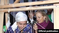 Элизабет Миллард (справа) в центре, где ткут традиционный атлас 