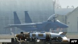 جنگنده اف-۱۵ آمریکایی در پایگاه آویانو در ایتالیا، روز جمعه