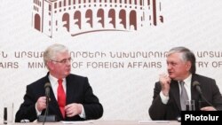 Armenia -- OSCE Chair-in-Office and Minister of Foreign Affairs of Ireland Eamon Gilmore (L) and Minister of Foreign Affairs of Armenia Edward Nalbandian at a press conference in Yerevan, 12Jun2012