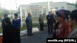 Преподаватели Андижанского государственного медицинского института едут на сбор хлопка, 17 октября 2017 года.