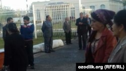 Andijon tibbiyot instituti o‘qituvchilari paxtaga jo‘nayapti. 17 oktabr 2017 yil.