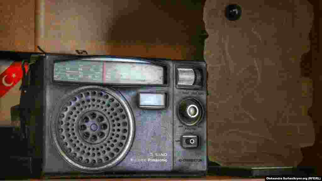 Dissident ve uquq qoruyıcı Andrey Saharovnıñ radiosı. O, tamam bu radiodan Mustafa ağanıñ açlıq narazılığı aqqında eşitkenini aytıp berden edi. Açlıq yüz künden aşqanda, Saharov, oña toqtanmaq ricasınen mektüp yazğan edi