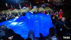 Бессрочная акция протеста в Киеве продолжилась в ночь на понедельник. Участники разбили палатки: они видны на заднем плане этой фотографии.