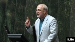 حسینعلی حاجی دلیگانی روز ۲۶ دی‌، اعلام کرده بود که «۱۰۰ مسئول کشور، دوتابعیتی و دارای گرین کارت» هستند.