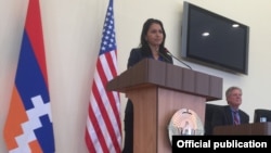 Конгрессмены США Талси Габбард и Фрэнк Паллоун в парламенте Нагорного Карабаха, Степанакерт, 20 сентября 2017 г.