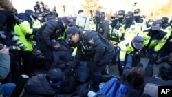 Офіцери поліції відтягують прихильників президента Південної Кореї Юн Сук Йоля, оскільки йому загрожує потенційний арешт після того, як суд у вівторок ухвалив ордер на його арешт, біля президентської резиденції в Сеулі, Південна Корея, четвер, 2 січня 2025 року