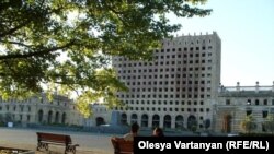 Число людей и машин в столице Абхазии быстро растет, и некогда забытые дорожные сооружения стали привлекать многих граждан