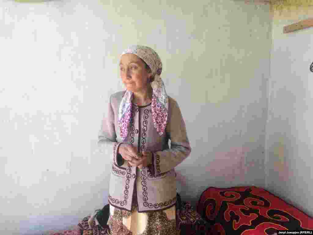 Айчүрөк Көчөрбаева топоздун жүнүнөн шырдак жасап, үй бүлөсүн багат. &nbsp; &nbsp;