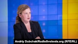 «Ми надаємо субвенцію обласним військовим адміністраціям. Вони формують черги. І люди отримують кошти і мають впродовж року купити собі житло», – розповіла Юлія Лапутіна
