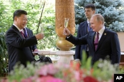 Путин и Си Дзиньпин перед началом саммита Совещания по взаимодействию и мерам доверия в Азии в Душанбе, 2019 год