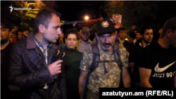 Никол Пашинян во время шествия отвечает на вопрос корреспондента Радио Азатутюн, Ереван, 26 апреля 2018 г.