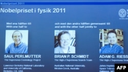 سول پرلموتر، از دانشمندان دانشگاه برکلی در کاليفرنيا، برايان اشميدت از دانشگاه ملی استراليا و آدام رايز، از موسسه پژوهش‌های فضايی دانشگاه جانز هاپکينز، برندگان جایزه نوبل در فیزیک 
