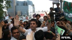 گروهی از طرفداران نامزدهای ریاست جمهوری در حال بحث در خیابان؛ گاه بحث‌های خیابانی به درگیری و خشونت کشیده می‌شود