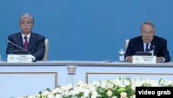 Президент Казахстана Касым-Жомарт Токаев и лидер партии «Нур Отан» Нурсултан Назарбаев. Астана, 23 апреля 2019 года.