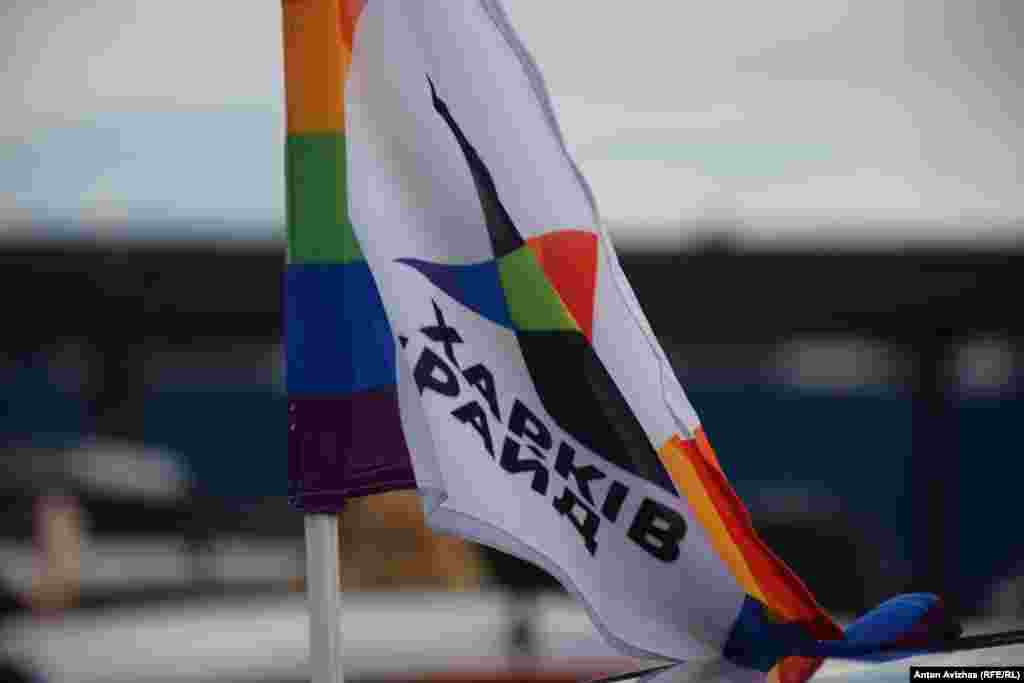 Прапорець із символікою ХарківПрайду. Його закріпили на одній з автівок учасники АвтоМаршу