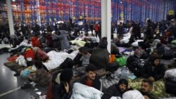 Сотні мігрантаў у ангары беларускага лягістычнага цэнтру побач з польскай мяжой. 18 лістапада